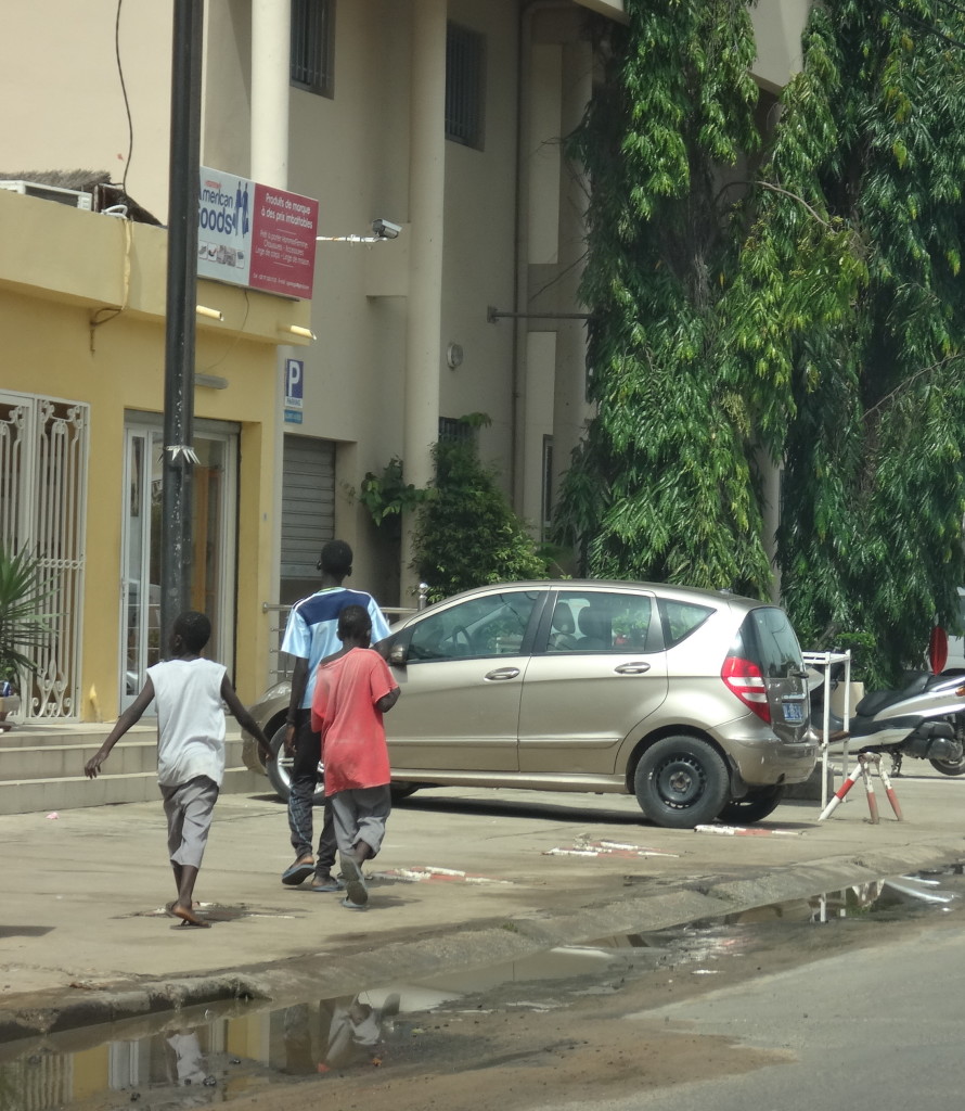 Des enfants mendient dans une rue de Dakar - Photo PB