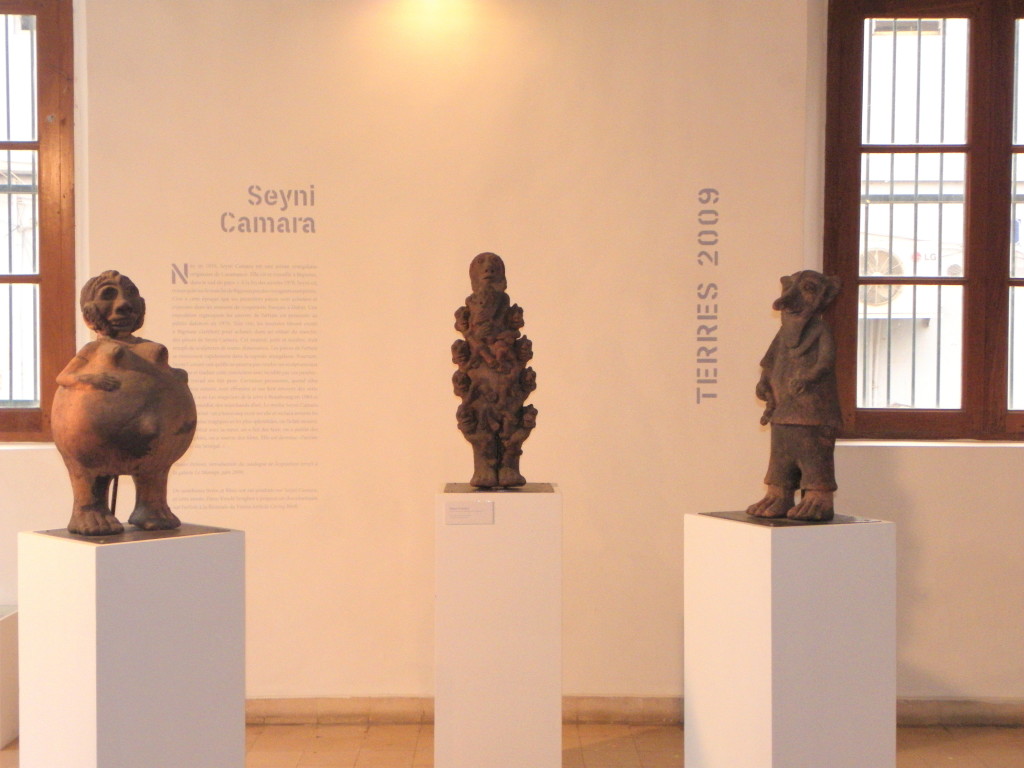 Les scultpures en terre cuite de Seyni Camara à la galerie le Manège. Photo P.B.