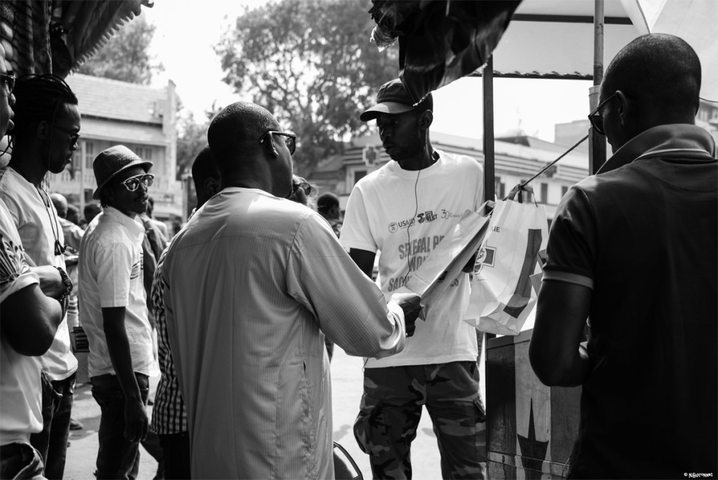 Modou Fall sensibilise les commerçants de Sandaga sur l'environnement et la propreté de leur pays. Photo Nathalie Guironnet / unevieenafrique.com