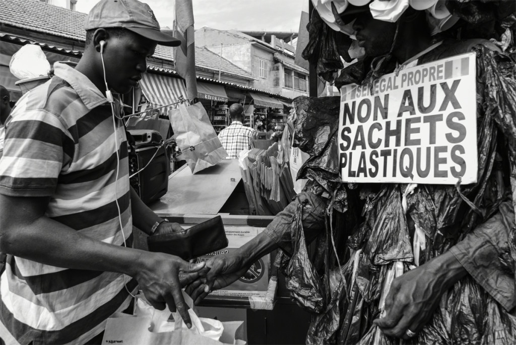 Modou livre chaque jour des sacs en kraft à ses clients. Photo Nathalie Guironnet / unevieenafrique.com